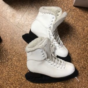 Girl’s/woman’s ice skates.